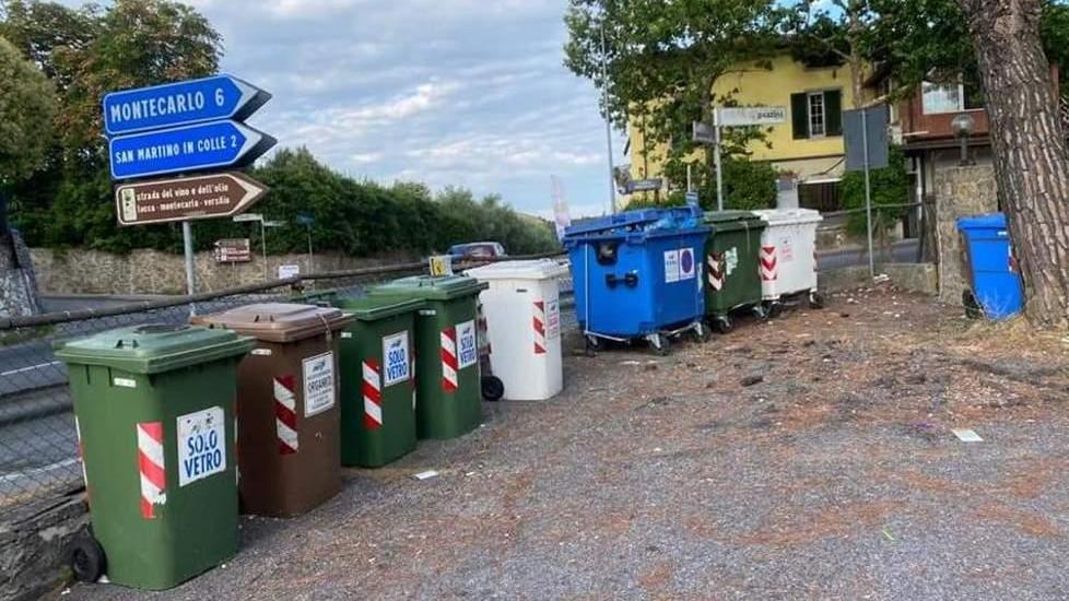 Un’autentica discarica nel parcheggio dell’area commerciale