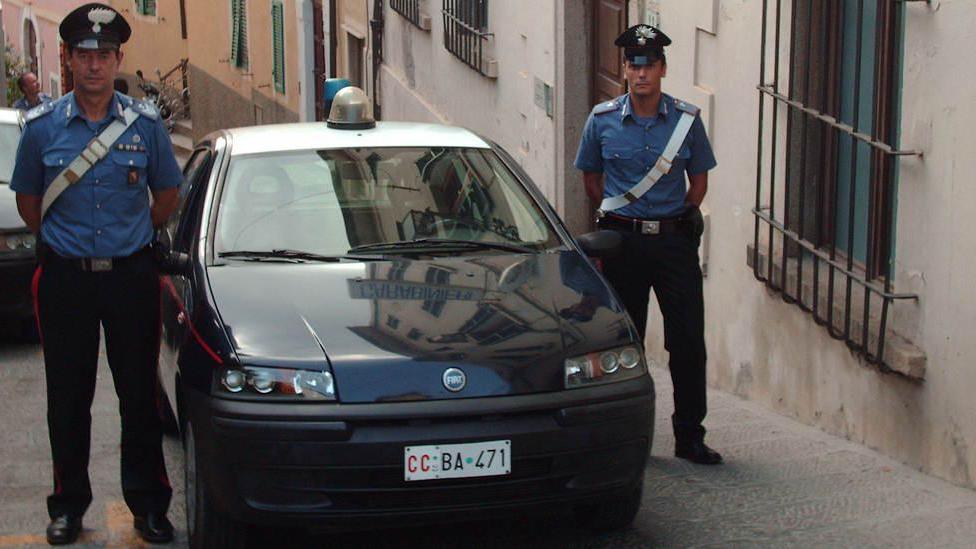 Picchia la compagna davanti ai figli, arrestato