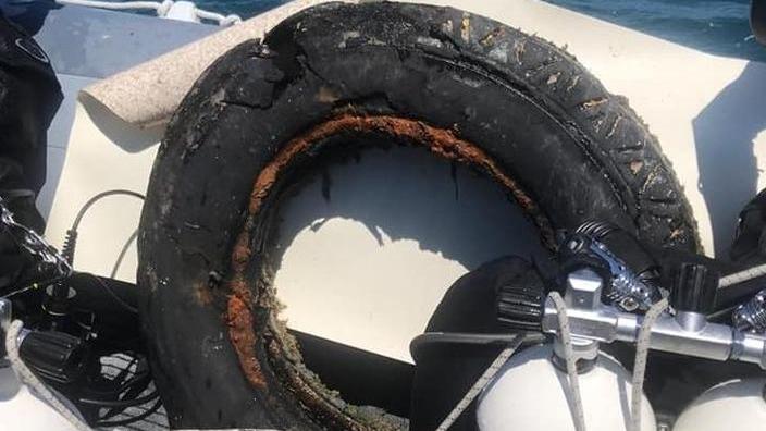 Pneumatici, reti e bottiglie rimossi dal mare delle Gorette