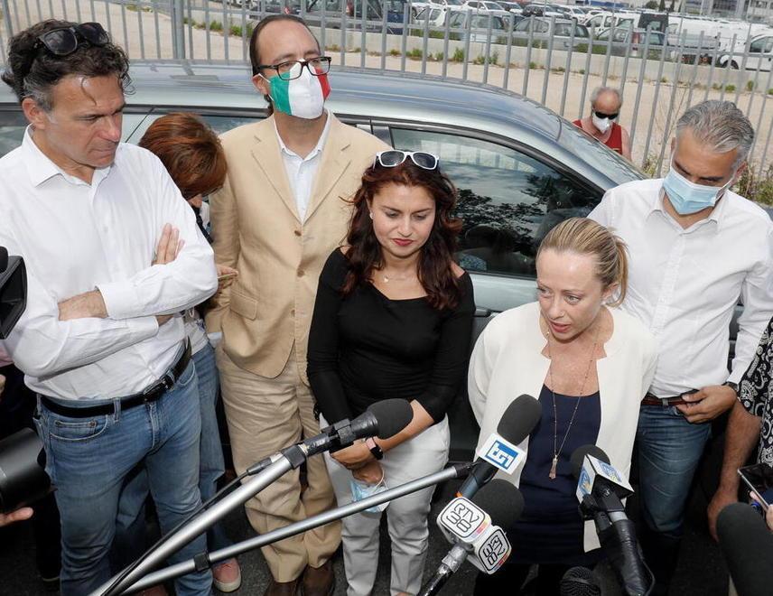 Meloni al campo rom: «Cambiare si può» 
