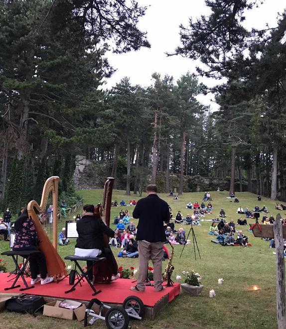 Concerto all’alba bagnato con turisti