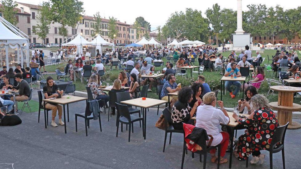 Si cena sotto le stelle così “Mangiafexpo” rilancia i ristoranti e fa il pieno di clienti