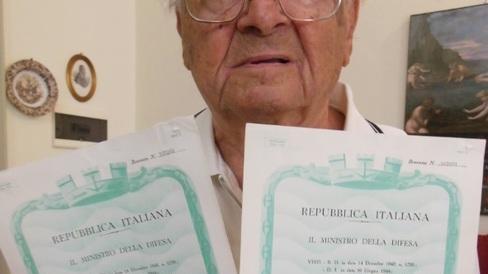 «Ho 100 anni e 5 mesi e aspetto ancora le mie croci al merito conquistate in guerra»