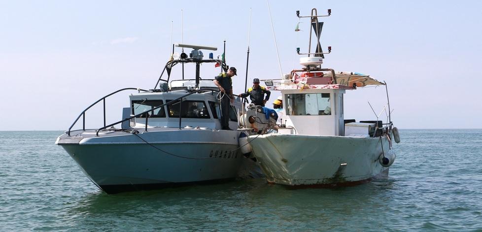 Sorpresi a pescare con la rete a strascico Bloccati e multati 