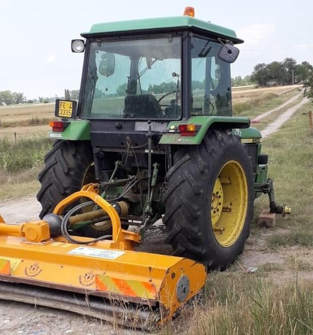 Un trattore del Comune resta in panne perchè fora