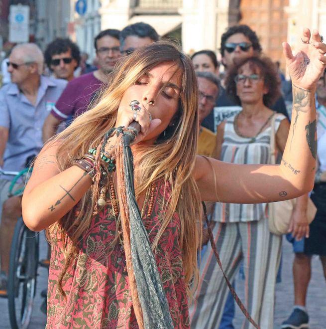 Cercansi fotografie e carnet La mostra dei Buskers che lega musica e immagini