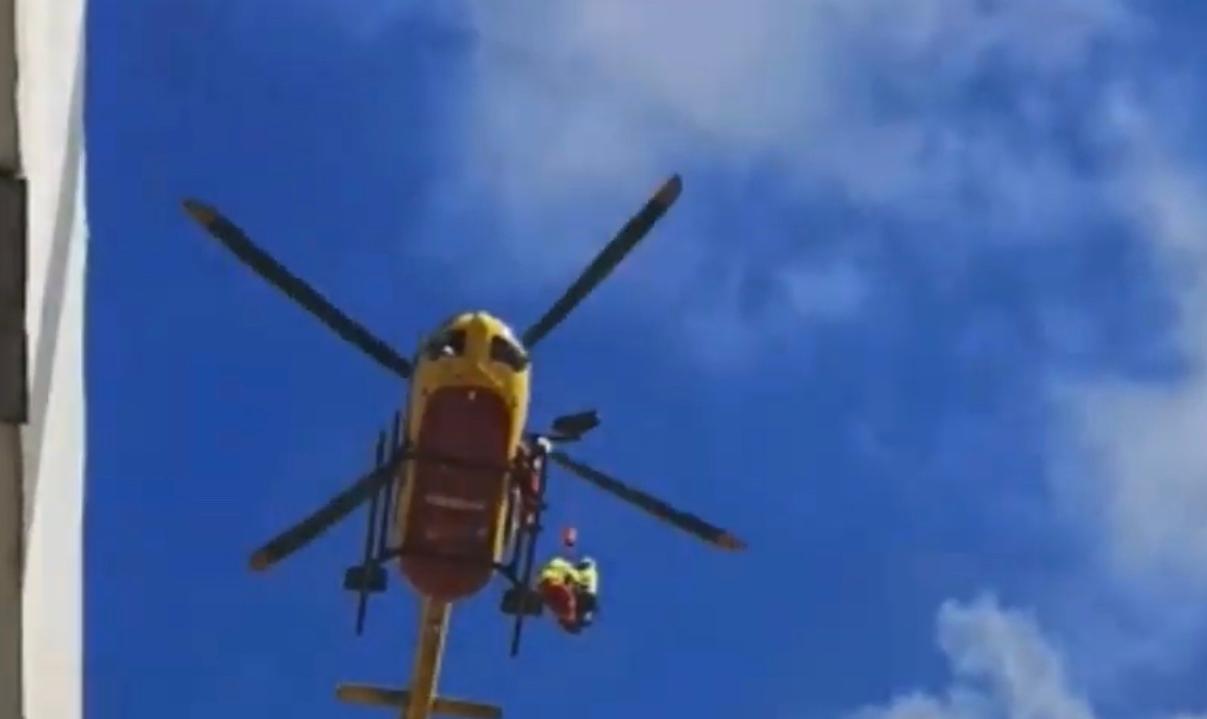 Intervento spettacolare ad Alghero: vigili si calano dall’elicottero in centro per salvare una donna 