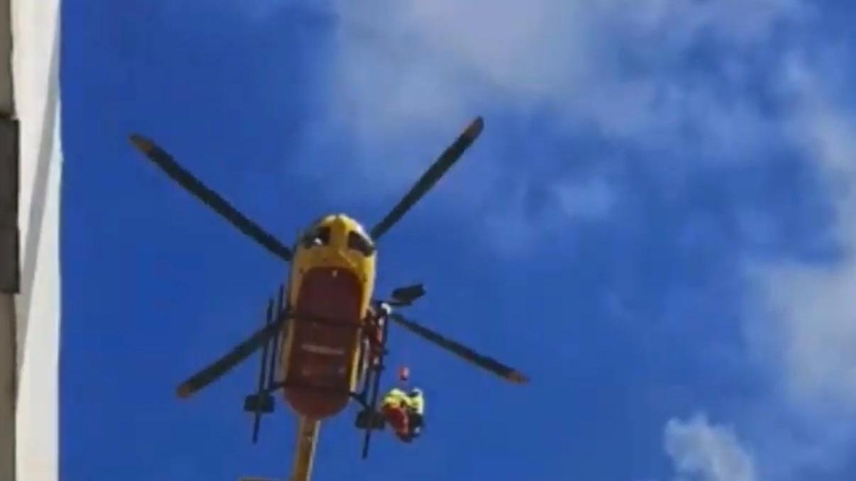Intervento spettacolare ad Alghero: vigili si calano dall’elicottero in centro per salvare una donna 