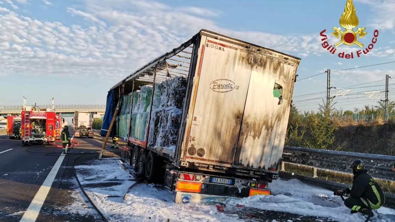 Modena. Camion in fiamme sull'A1. Disagi alla circolazione