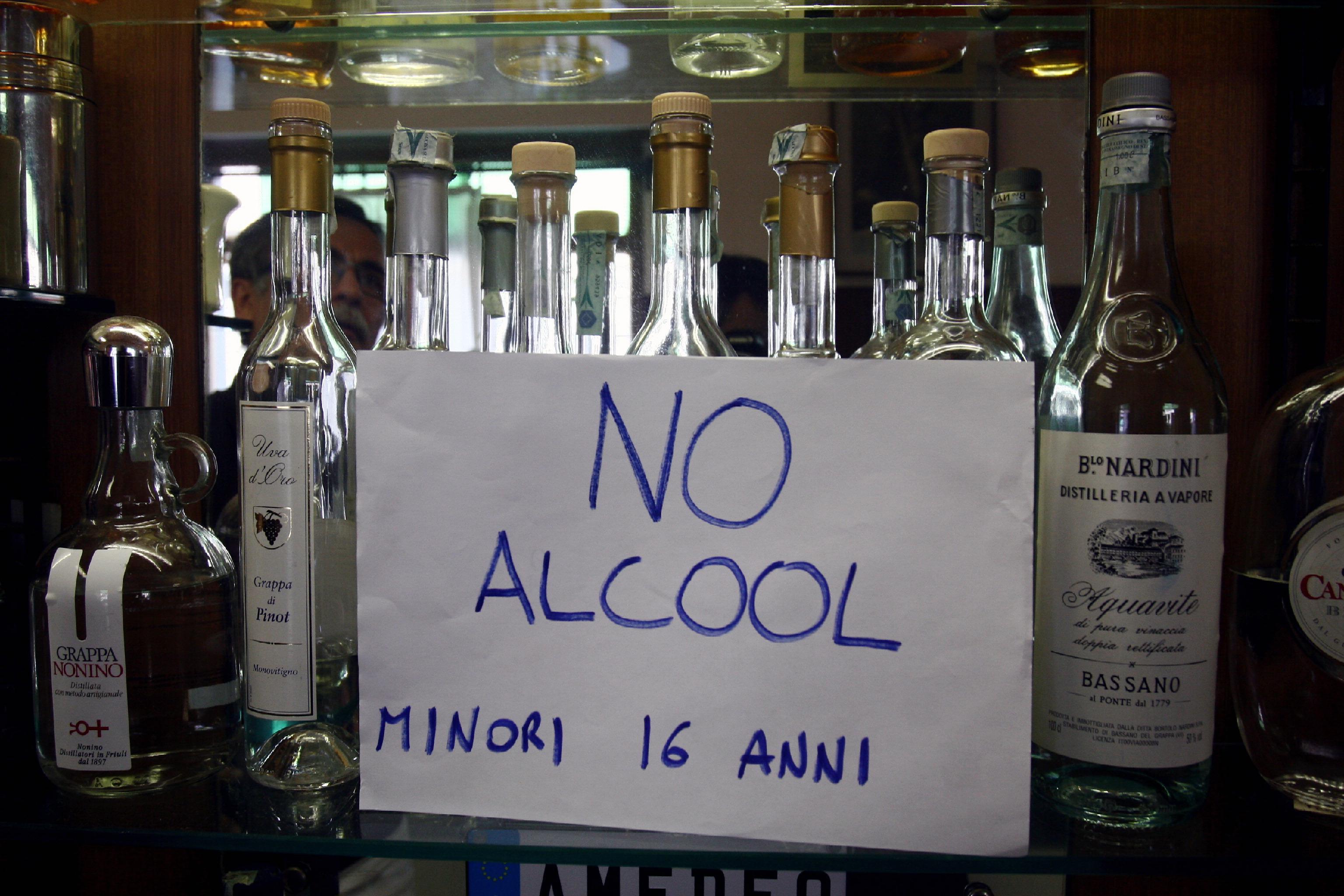 Un cartello di divieto in un bar