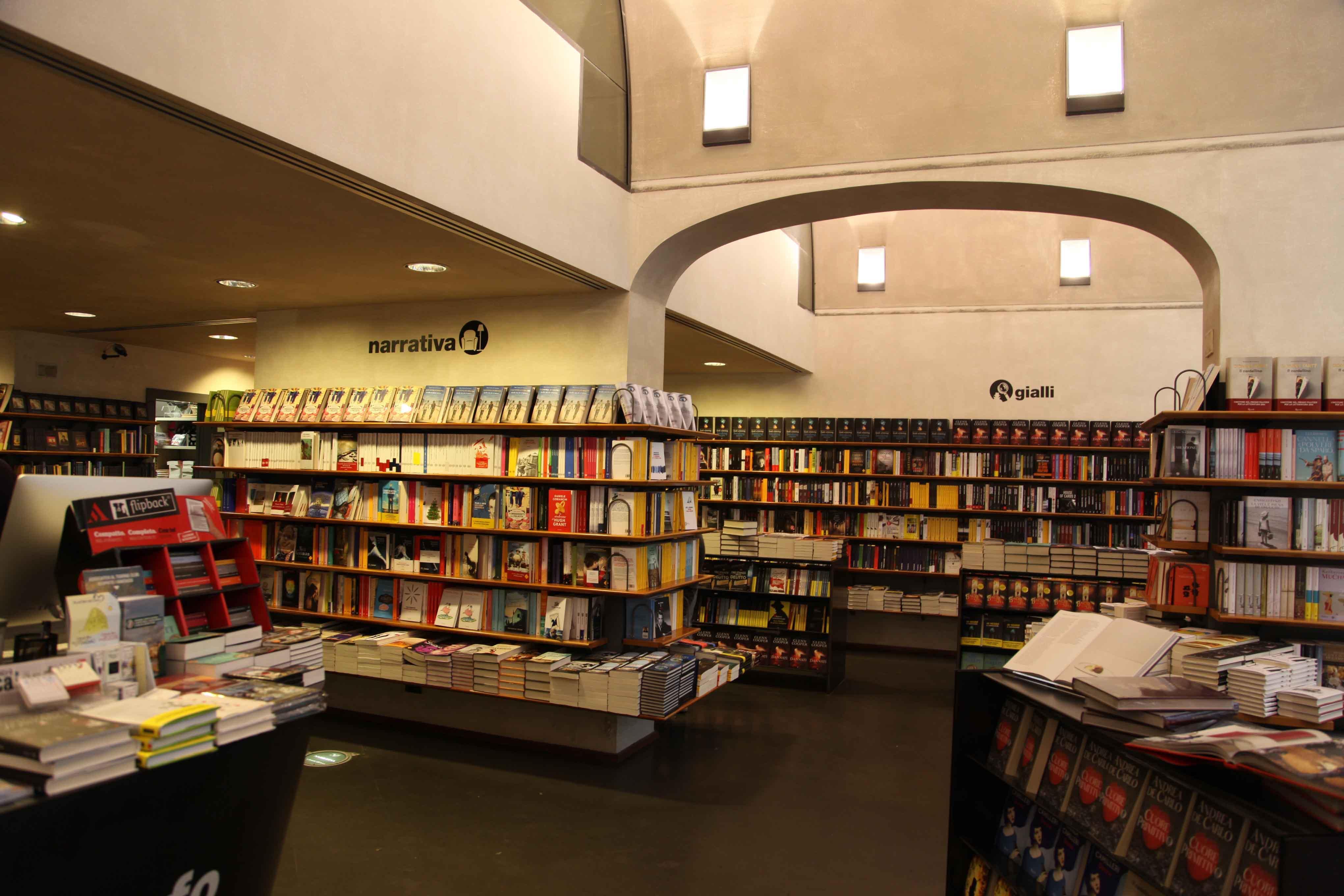 Rapina alla libreria All'Arco, arrestato un 37enne