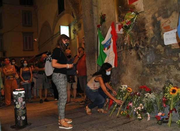 Le giornaliste del Tirreno Francesca Ferri e Giovanna Mezzana depongono due mazzi di fiori alla lapide ai partigiani oltraggiata nella notte tra sabato 18 e domenica 19 luglio a Porta Vecchia (foto Agenzia Bf)