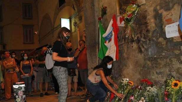 Le giornaliste del Tirreno Francesca Ferri e Giovanna Mezzana depongono due mazzi di fiori alla lapide ai partigiani oltraggiata nella notte tra sabato 18 e domenica 19 luglio a Porta Vecchia (foto Agenzia Bf)