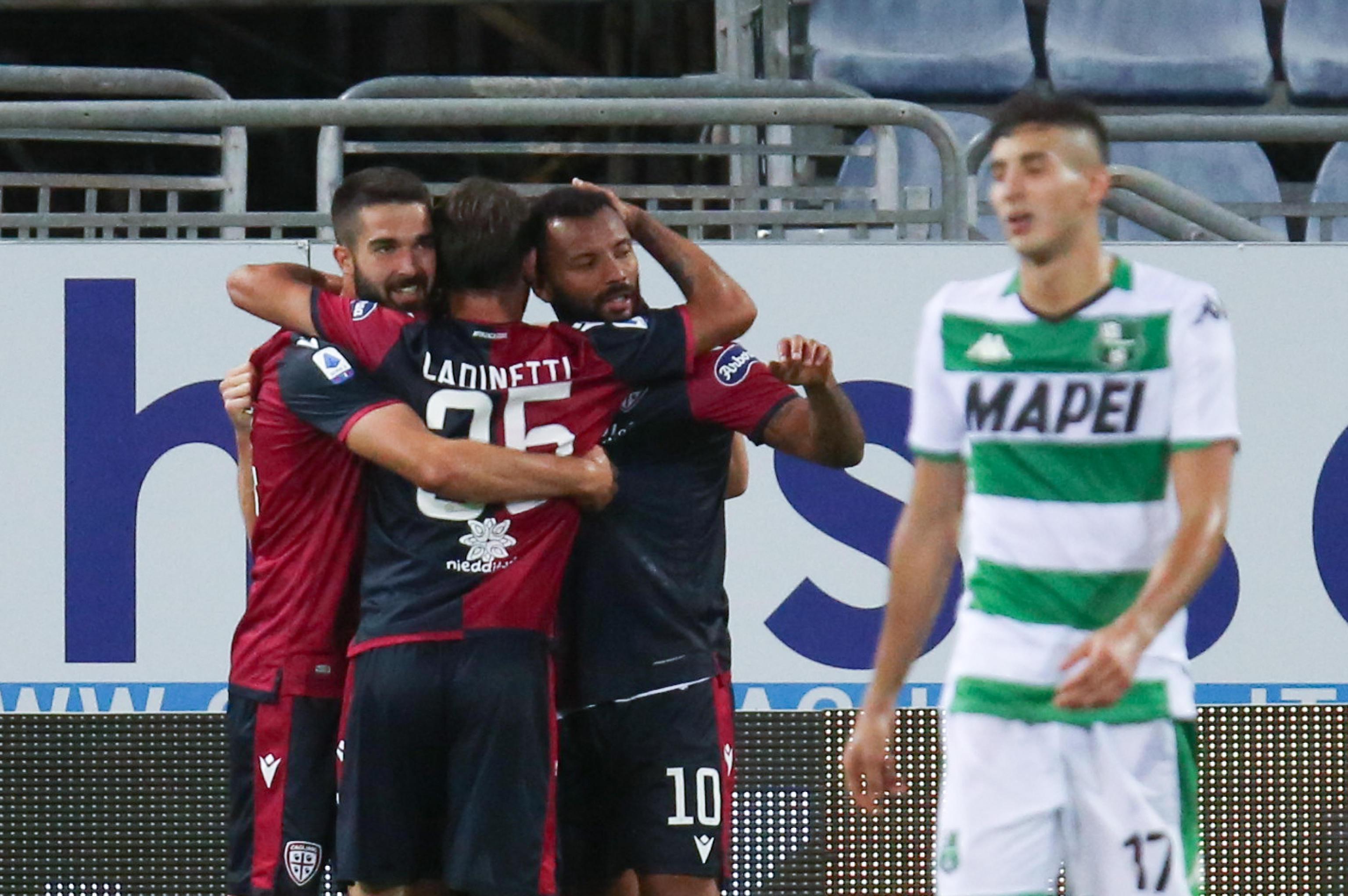 Faragò, Ladinetti e Joao Pedro festeggiano la rete dell'11 al Sassuolo