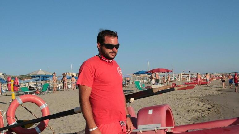 Rischia di affogare, soccorso dai medici al mare