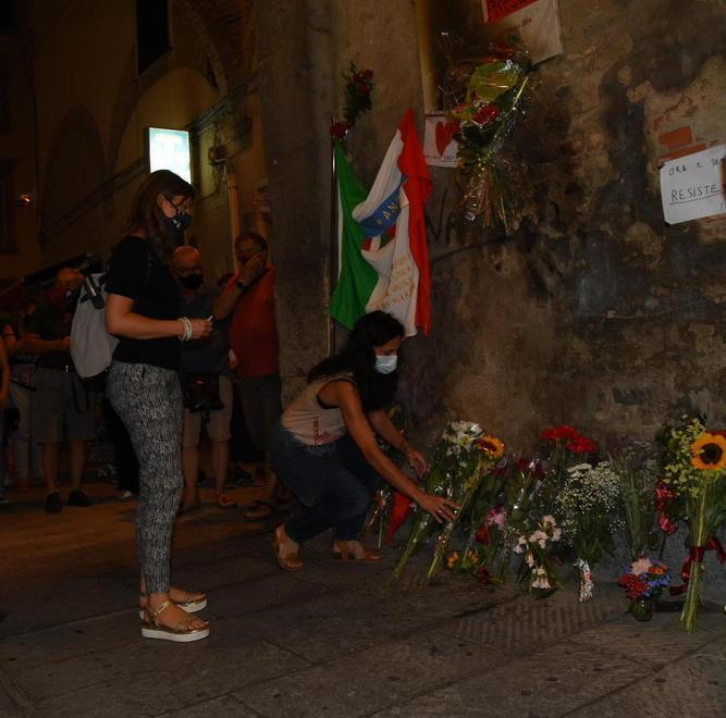 Due mazzi di fiori da parte del Tirreno 
