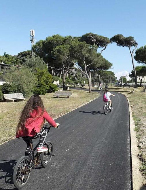 Furbetti in scooter sulla nuova ciclabile per andare al mare 