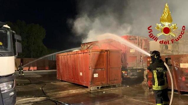Fiamme in un’azienda di rifiuti