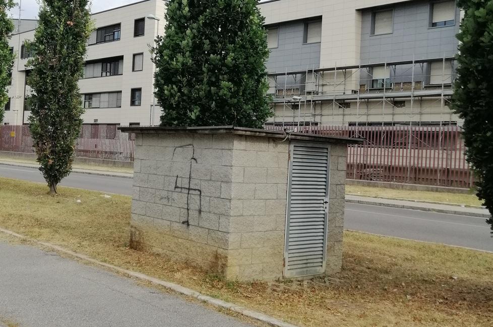 Nessuno cancella la svastica in via Tasselli