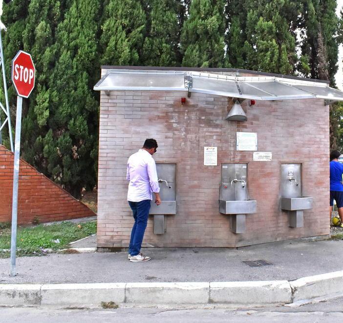 Fontanello usato come bagno il Comune decide di chiuderlo 