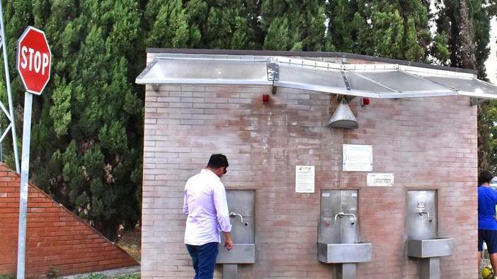Fontanello usato come bagno il Comune decide di chiuderlo