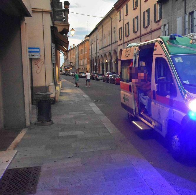 Gronda sangue, soccorso un mendicante «Sono stato aggredito e derubato» 