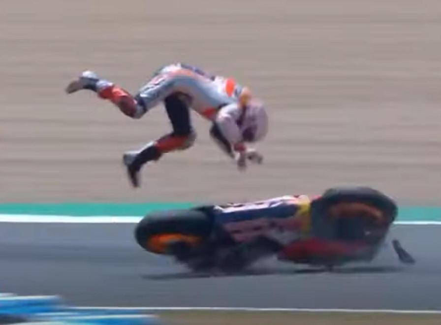 Marquez sfiora l’impresa ma cade e si fa male Quartararo davanti a tutti 