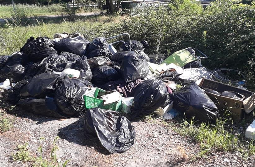 Rifiuti abbandonati in valle
