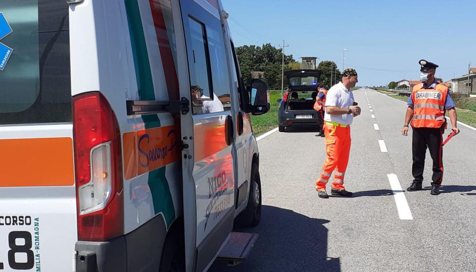 Fa un sorpasso azzardato e finisce nella risaia Ferita donna di 42 anni