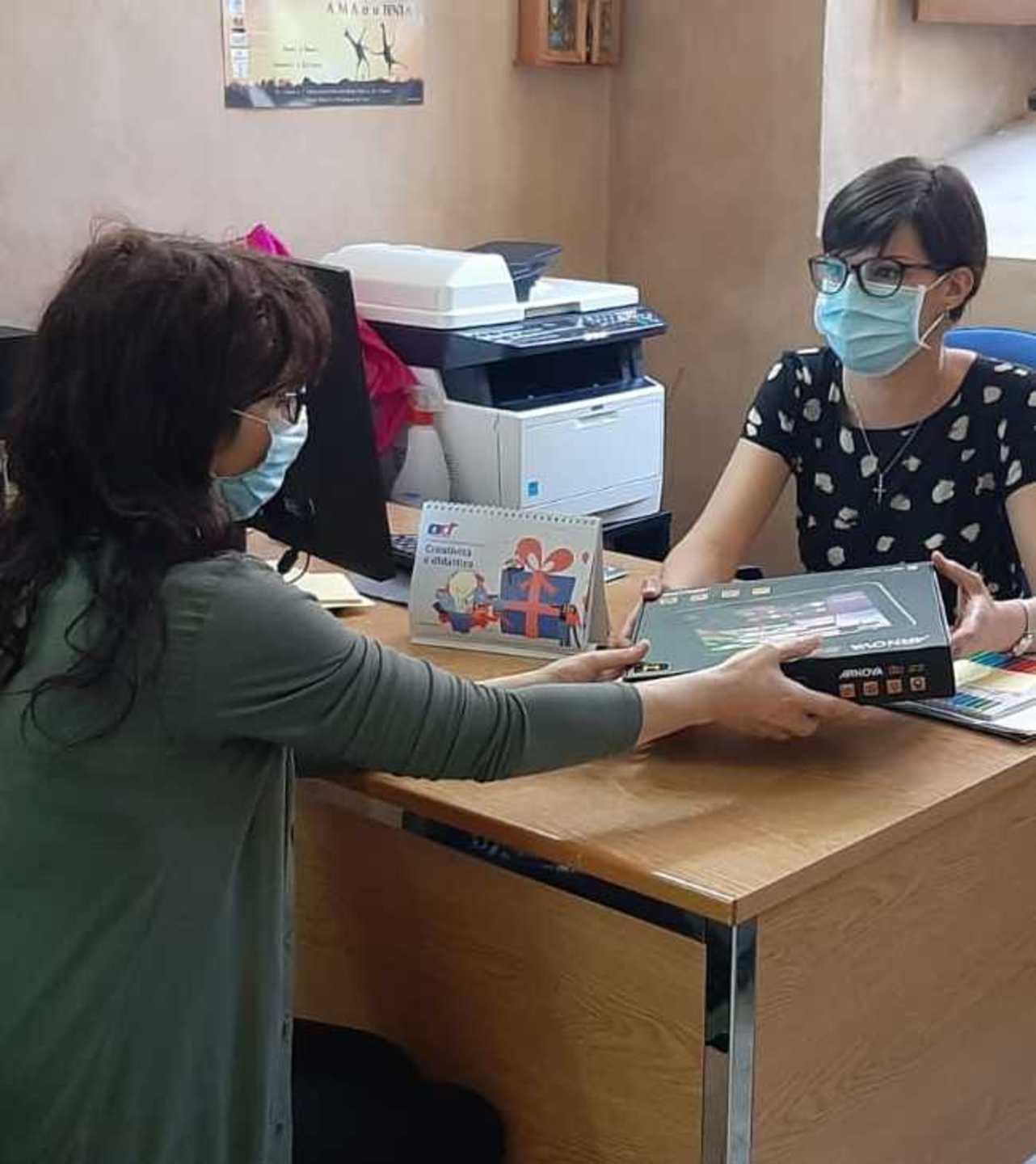 La Caritas con le famiglie: pc e tablet ai più bisognosi 