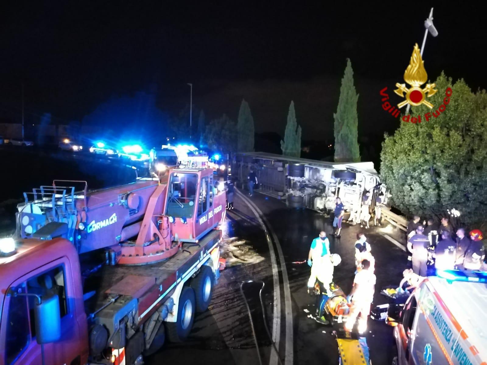 La scena dell'incidente con i soccorsi al camionista