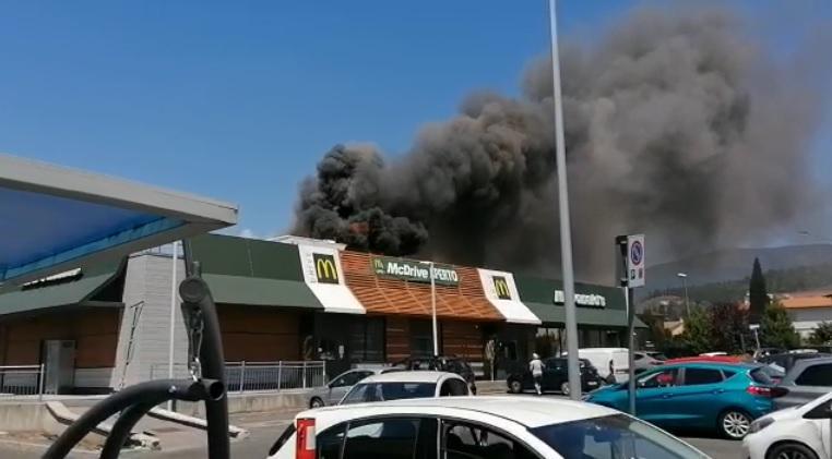 Dopo l'incendio il McDonald's riaprirà già da questa mattina