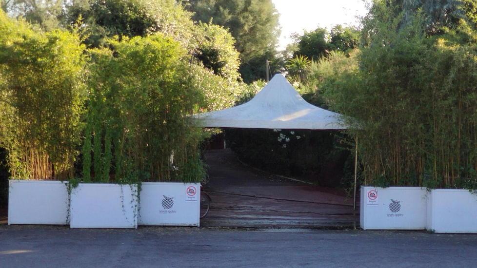 L'ingresso della discoteca Seven Apples