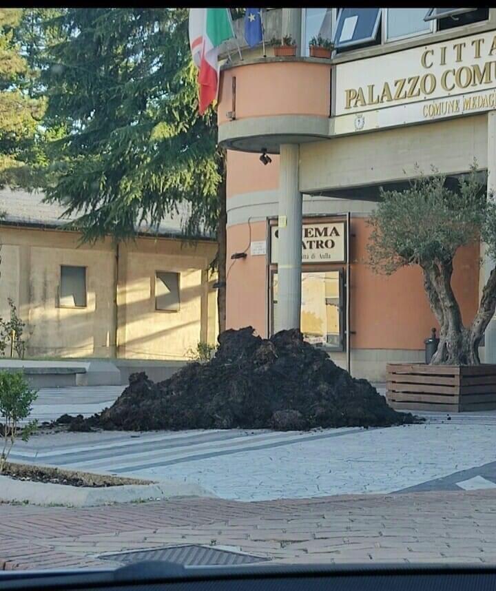 Il letame scaricato davanti al municipio di Aulla