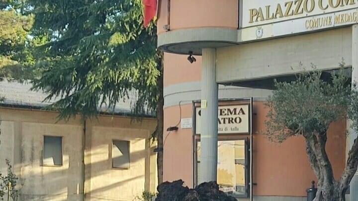 Il letame scaricato davanti al municipio di Aulla