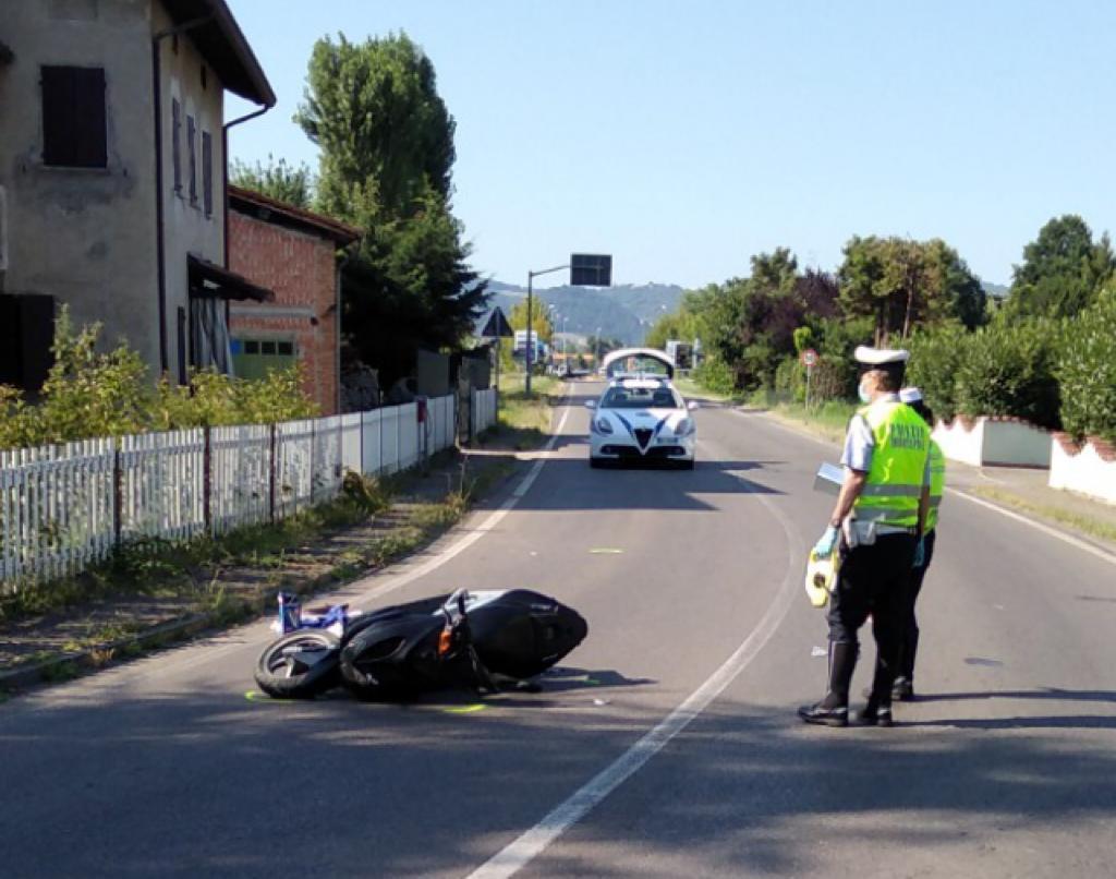 Perde il controllo dello scooter e si schianta