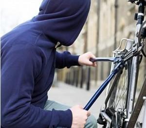 Sorpreso tra le bici con una tenaglia, denunciato 31enne
