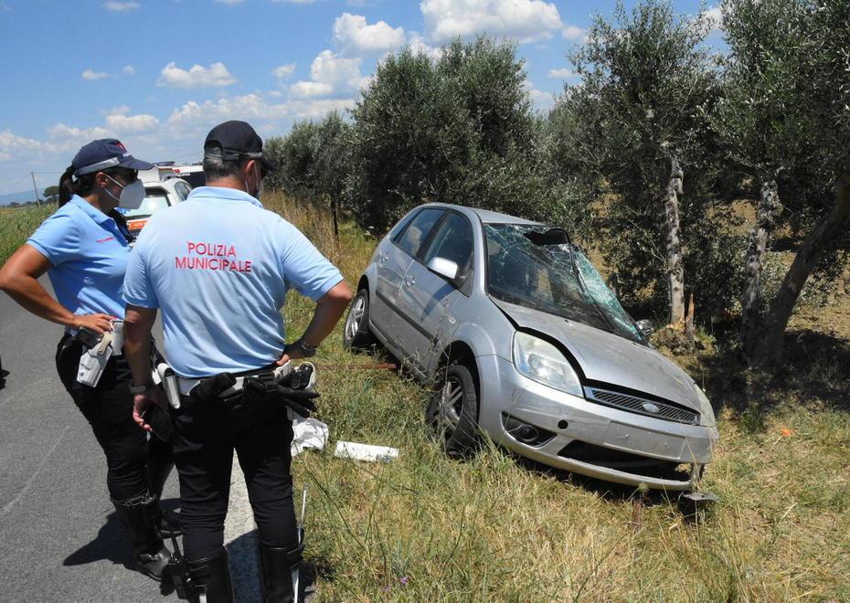 L'auto finita fuori strada contro un olivo sulla strada del Poggiale (foto Agenzia Bf)