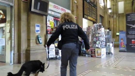 Controlli di un'agente di polizia alla stazione centrale (foto d'archivio)