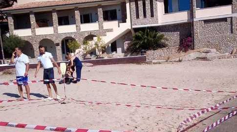 Una tartaruga Caretta depone le uova dove affondò la Concordia