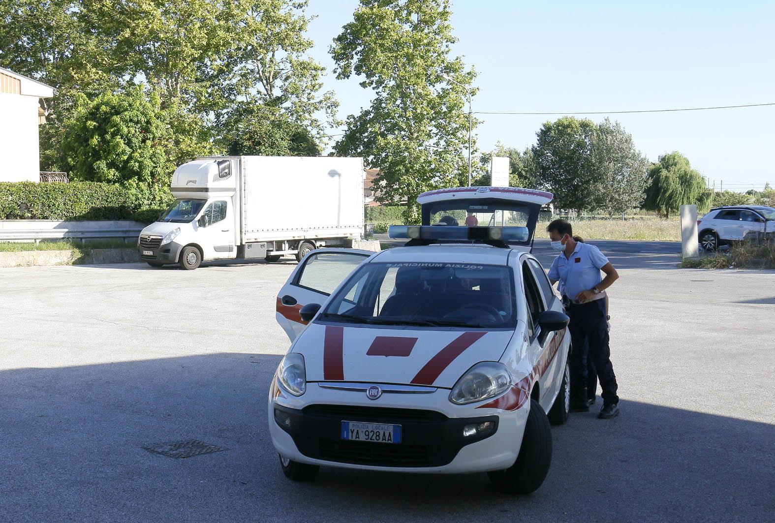 Lasciano il cane chiuso in auto: inutile il soccorso dei vigili urbani 