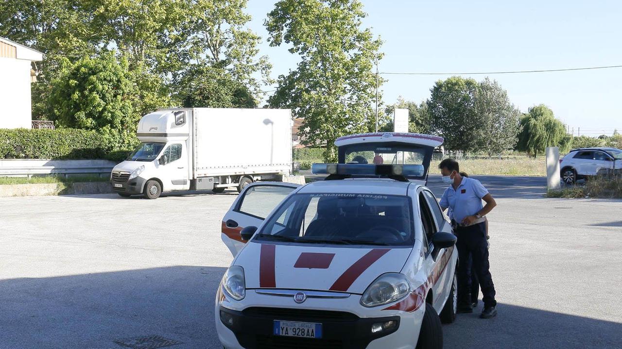 Lasciano il cane chiuso in auto: inutile il soccorso dei vigili urbani