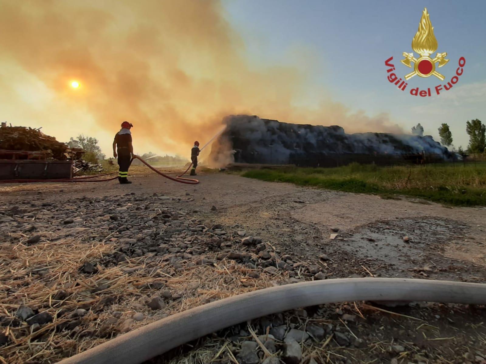 Reggio Emilia, mille rotoballe in fiamme a Codemondo