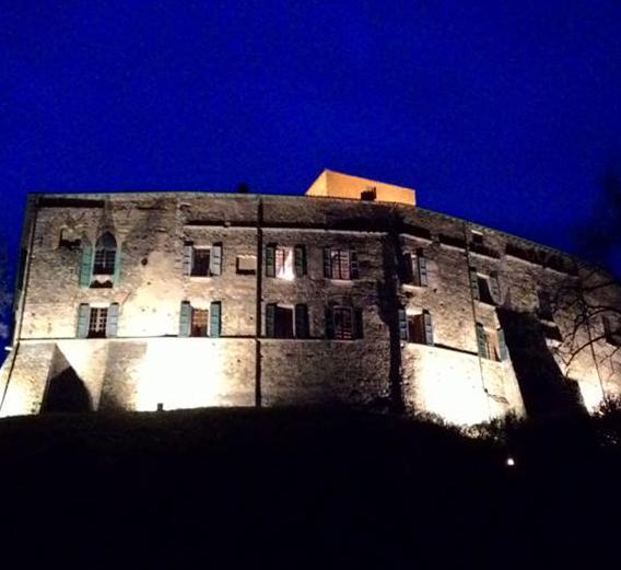 Una fiaccolata fino al Bianello per le luci “rosso Matilde” 