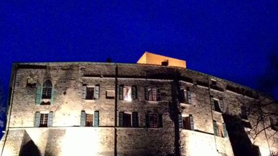 Una fiaccolata fino al Bianello per le luci “rosso Matilde”