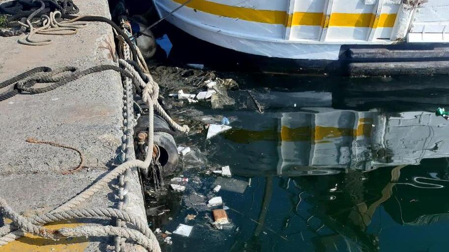 Rifiuti di ogni tipo ed olio nelle acque delle Darsene