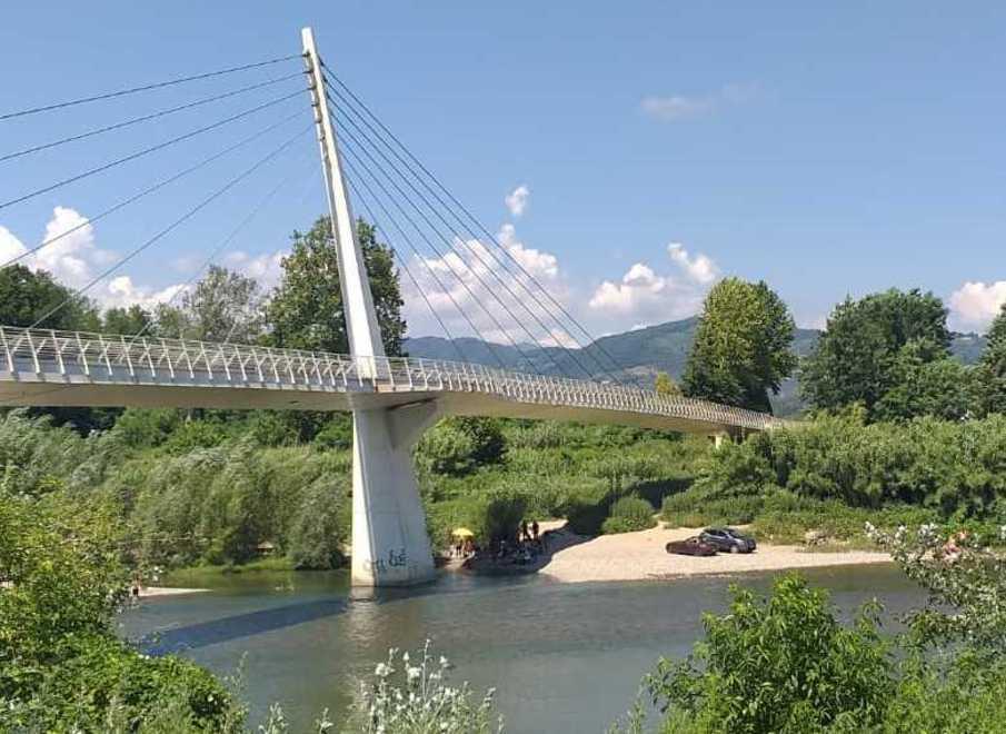 Bagni alla passerella e a Monte San Quirico Nonostante l’ordinanza