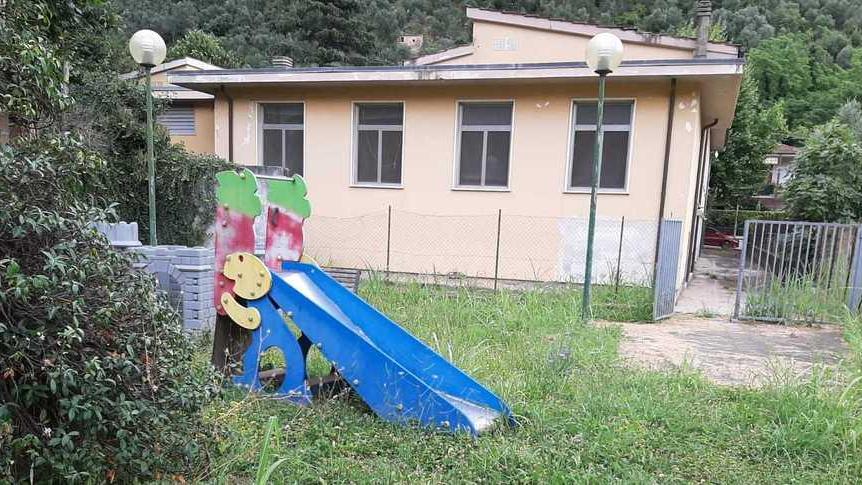 La scuola di Valdicastello lasciata nell’incuria