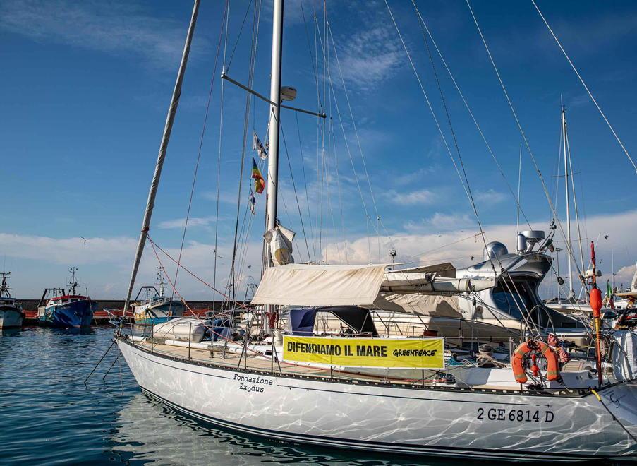 Il team di Greenpeace sulle microplastiche fa tappa all’Elba 