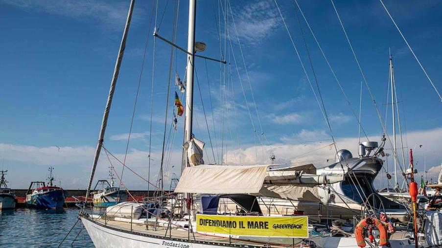 Il team di Greenpeace sulle microplastiche fa tappa all’Elba